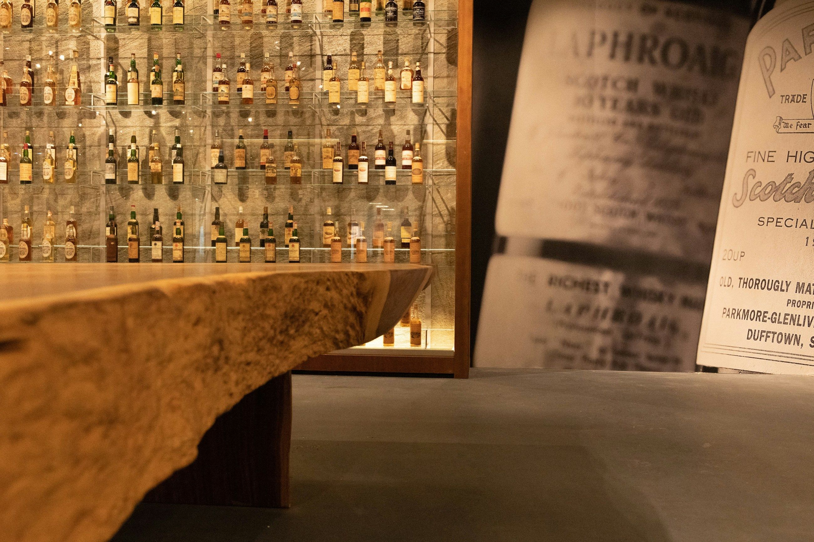 The exhibition in Sassenheim: walls of bottles and a table cut from a single rain tree